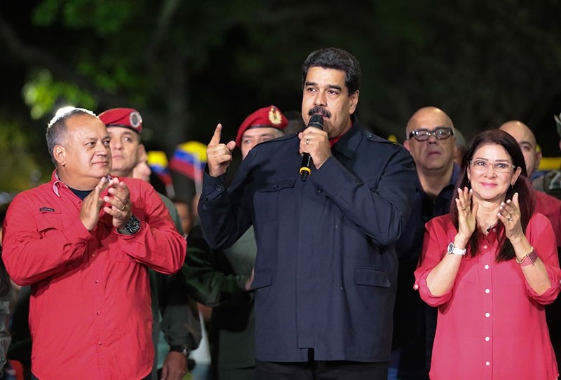 Venezuelan President Nicolas Maduro (R) speaks beside First lady Cilia Flores (R) and  Diosdado Cabello (L), a member of the Constituent Assembly, in Caracas on October 15, 2017 (AFP Photo)