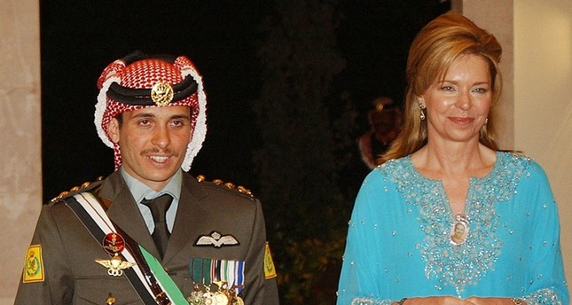 الأمير حمزة مع أمه الملكة نور أرشيفية / 2004