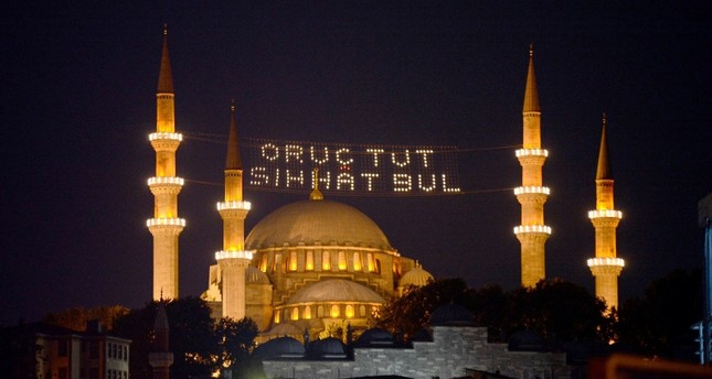 الأتراك يؤدون أول صلاة تراويح وغداً غرة رمضان في 16 دولة عربية