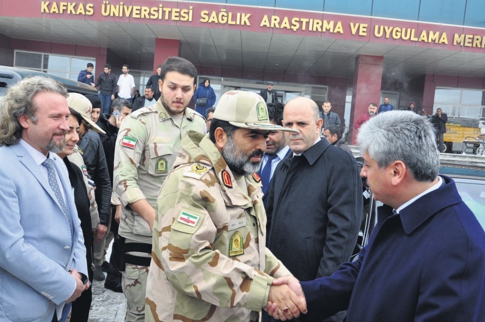 Iranian military officials shake hands with Governor of Turkish province Kars outside the hospital where the injured are taken to. Injured soldiers and engineers were airlifted to hospitals in Kars and Iu011fdu0131r in Turkey.