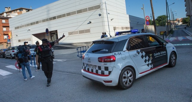 الشرطة الإسبانية تعلن مقتل رجل يحمل سكيناً هاجم أحد مراكزها