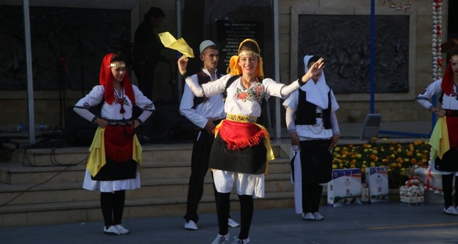 فرق من دول مختلفة تقدم عروضا راقصة في المهرجان الأناضول