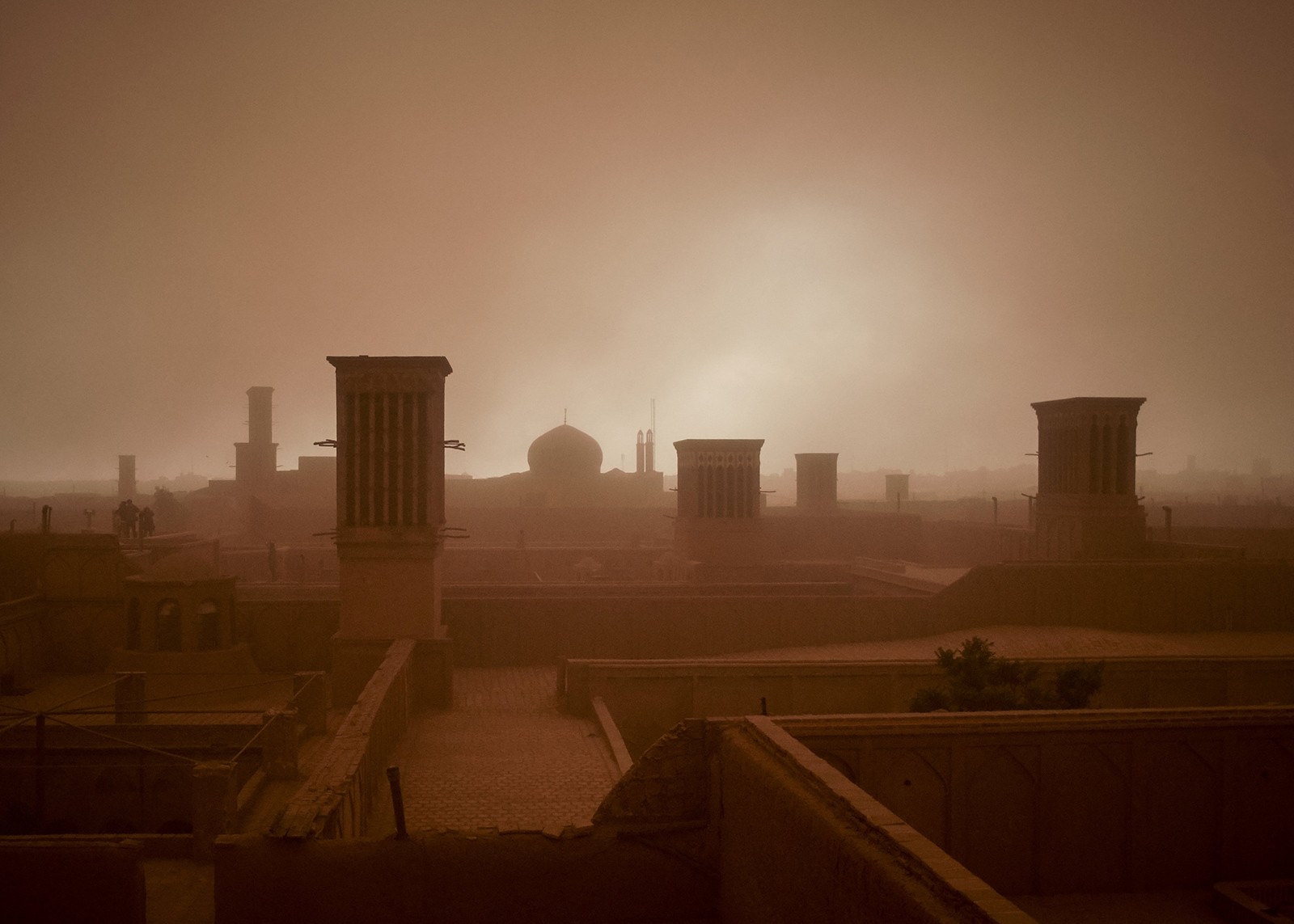 Day turns into night as sandstorm sweeps through Iran's Yazd