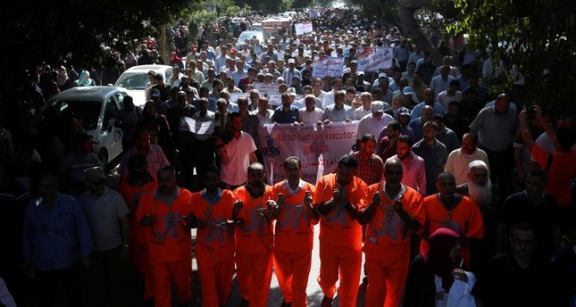موظفو الأونروا بغزة ينظمون تظاهرة احتجاجاً على سياسات التقليص التي تتبعها الوكالة