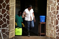 A Medecins Sans Frontieres (MSF) worker walks from an isolation facility, prepared to receive suspected Ebola cases, at the Mbandaka General Hospital, in Mbandaka, Democratic Republic of Congo May 20, 2018. (REUTERS Photo)