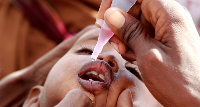 طفل صومالي يتلقى لقاح ضد شلل الأطفال رويترز