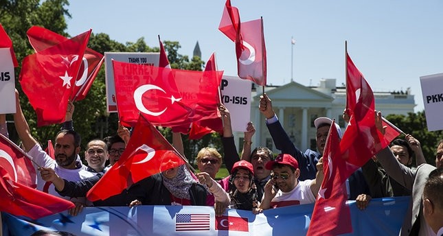 شاهد عيان يروي تفاصيل المصادمات أمام السفارة التركية بواشنطن