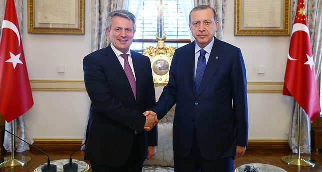 الرئيس التركي رجب طيب أردوغان والرئيس التنفيذي لشركة شل بن فان بورين الاثنين 10 يوليو 2017  وكالة الأناضول