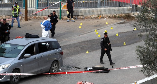 خبراء الطب الشرعي يتفقدون سيارة أطلق عليها حرس الحدود النار في هجوم دهس في مدينة أم الفحم العربية شمال إسرائيل أم الفحم