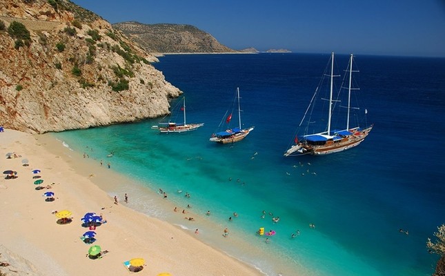 Средиземноморский пляж Капуташ, который находится в южной провинции Турции Анталии. Фото из архива