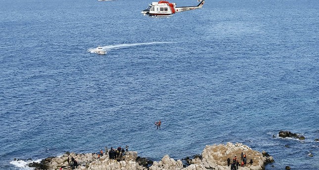 طائرة خفر السواحل التركي تشارك في عملية إنقاذ المهاجرين العالقين الأناضول
