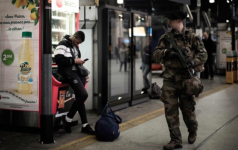 A soldier of the Sentinelle operation patrols at the Gare Saint-Lazare, on April 9, 2018 in Paris (AFP Photo)
