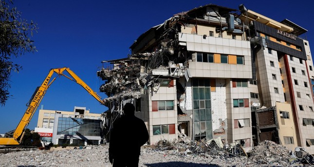 أعمال حفر في موقع مبنى مدمر، في ولاية هطاي جنوبي تركيا، 17 فبراير/ شباط 2023 رويترز