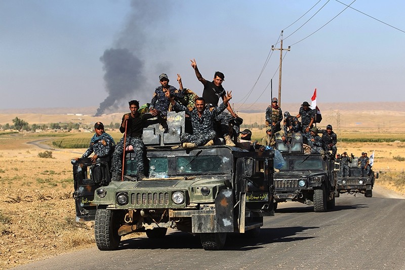 Iraqi government forces gesturing as they enter the Havana oil field, west of the multi-ethnic northern city of Kirkuk, Iraq, Oct. 17, 2017. (AFP Photo)