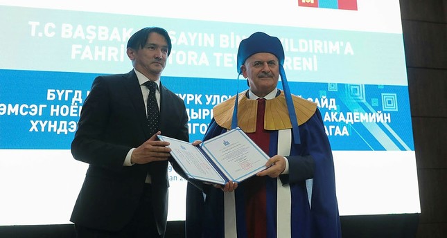 مراسم منح رئيس الوزراء التركي بنعلي يلدريم لقب الدكتوراة الفخرية من أكاديمية الإدارة الوطنية في العاصمة المنغولية - الأناضول