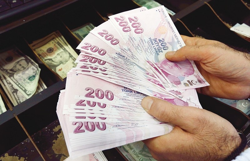 A money changer counts Turkish lira bills at an currency exchange office, Istanbul, Turkey, Dec. 16, 2014. (Reuters Photo)