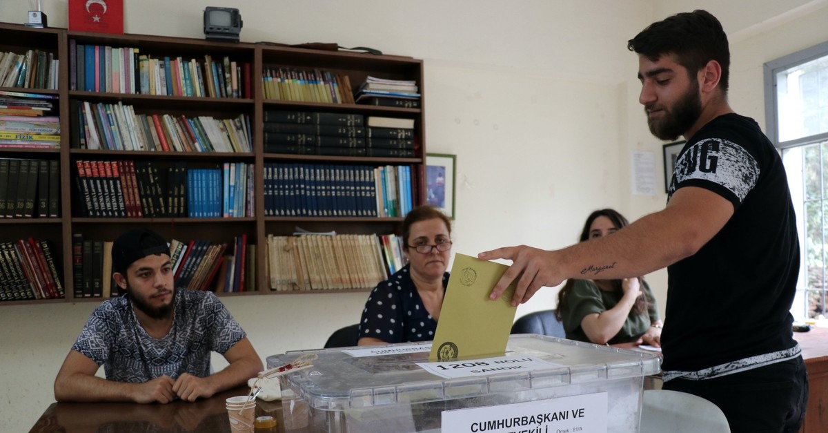 A Turkish citizen votes at the ballot box in the presidential and parliamentary elections held on June 24, 2018.