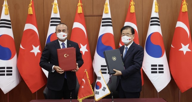 وزير الخارجية التركي مولود تشاوش أوغلو، مع نظيره الكوري جنوبي جونغ أوي يونغ في العاصمة سيول الأناضول