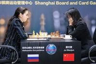 Wenjun (R) competing against Goryachkina (L) during the 202 FIDE Women's World Chess Championship in Shanghai, Jan. 5, 2020. (AFP Photo)