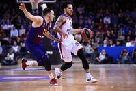 Anadolu Efes' Shane Larkin confronts Barcelona's Thomas Heurtel in Game 4 in the playoffs, April 26, 2019.