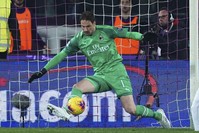 Milan's goalkeeper Asmir Begovic in action against Fiorentina, during the Italian Serie A soccer match in Firenze, Italy, Feb. 22, 2020. (AP Photo)