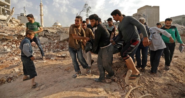 إسعاف ضحايا القصف على ريف إدلب الجمعة الماضية الفرنسية