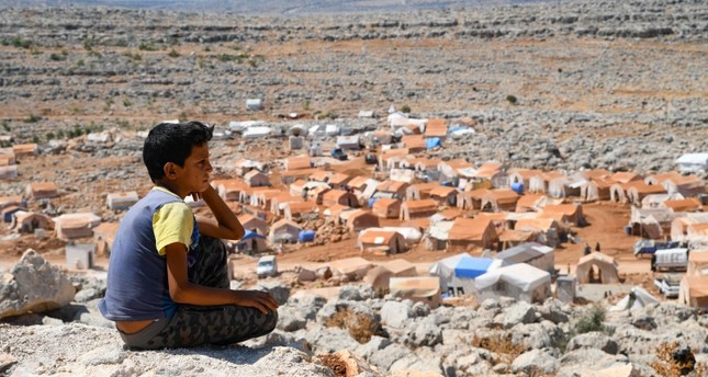 طفل سوري ممن نزح من خان شيخون الفرنسية