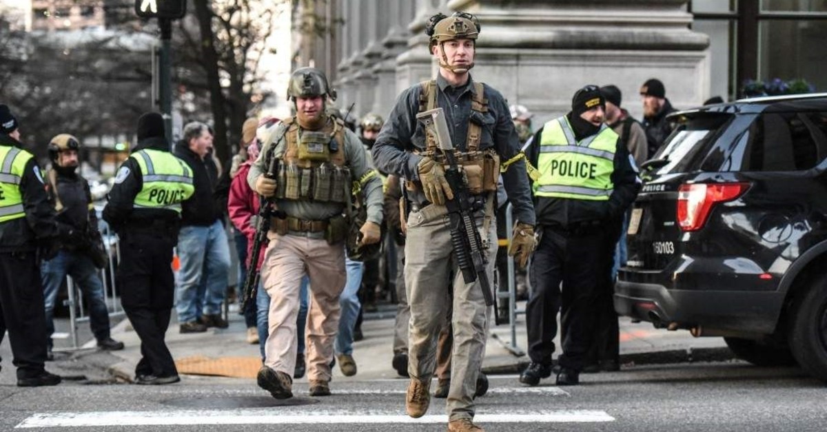 People who are part of an armed militia group walk near the Virginia State Capitol building to advocate for gun rights, Richmond, Virginia, U.S., Jan. 20, 2020. (REUTERS Photo)