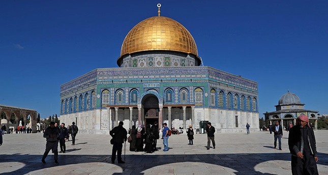 Palestinian Muslim worshipers walk in front of the Dome of the Rock mosque at the Al Aqsa mosque compound in the Jerusalem's Old City on Dec. 8, 2017. (AFP Photo)