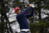 Woods plays a shot during a practice session at the 2019 Presidents Cup golf competition in Melbourne, Dec. 10, 2019. (EPA Photo)