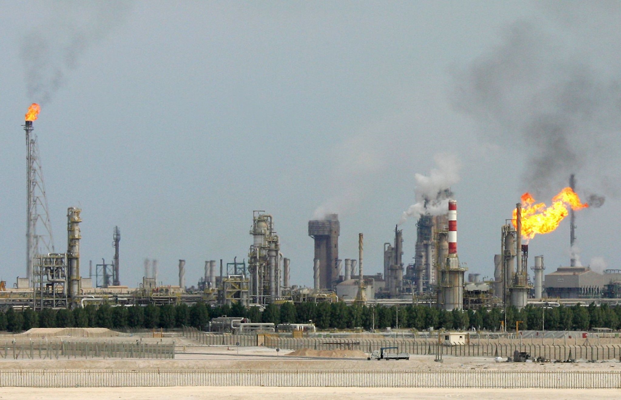  This file photo taken on February 1, 2006 shows an oil refinery on the outskirts of Doha. (AFP Photo)