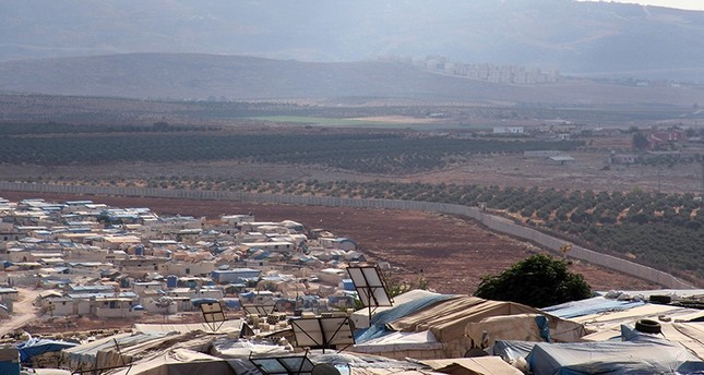 مشهد للمخيمات التي اتخذها الأهالي على الحدود التركية هرباً من قصف النزام من الأرشيف
