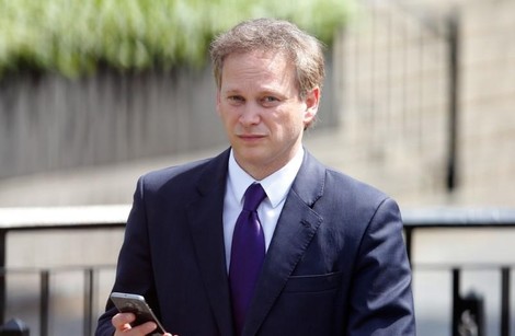 Grant Shapps holds his mobile phone as he walks through the Parliamentary Estate as PM David Cameron names his new cabinet, in central London May 11, 2015. (REUTERS Photo)