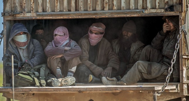 مقاتلون سابقون في داعش بعد القبض عليهم في الباغوز الفرنسية