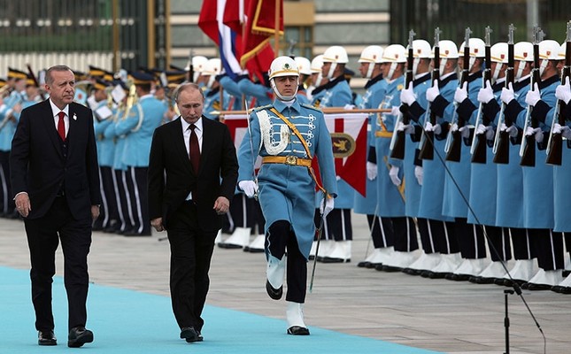 President Recep Tayyip Erdoğan and his Russian counterpart Vladimir Putin review a guard of honour during a welcoming ceremony at the Presidential Palace Complex in Ankara, Turkey, April 3, 2018. (Reuters Photo)