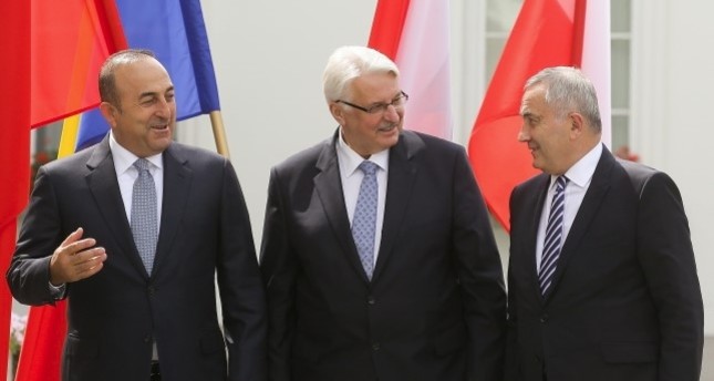 وزير الخارجية التركي يجتمع بنظيريه الروماني والبولندي في وارسو