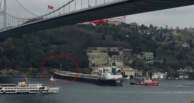 سفينة تجارية كبيرة تصطدم بأحد القصور على ضفة مضيق البوسفور في إسطنبول