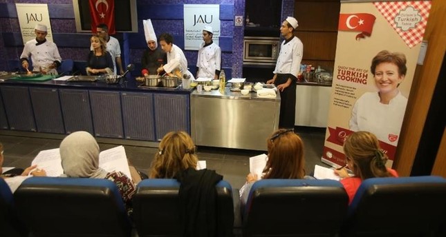 طاهية تركية عالمية تعد أشهى الأطباق في الأردن
