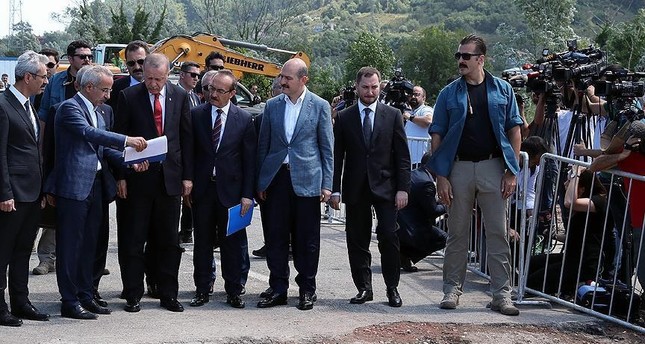 أردوغان يتفقد المناطق المتضررة جراء السيول بولاية أوردو ويعد بالتعويضات