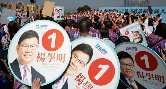 معارضة هونغ كونغ تكتسح مرشحي الحكومة في الانتخابات المحلية
