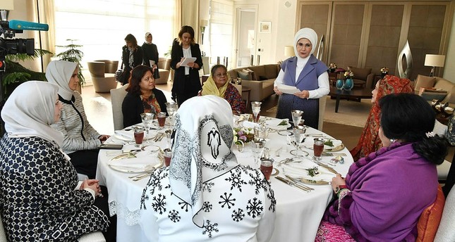 First Lady Emine Erdoğan empfängt Ehefrauen der OIC-Vertreter beim Mittagessen