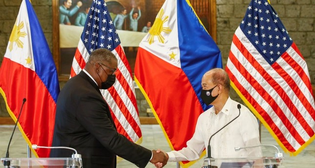 رئيس الفلبين يتراجع عن إلغاء اتفاق دفاعي مع واشنطن بعد لقاء وزير دفاعها