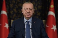 أردوغان يهنئ تركيات فزن بميداليات في بطولة أوروبا للمصارعة