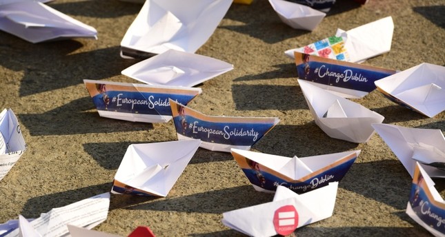 مجسمات لقوارب ألقاها نشطاء أوروبيون احتجاجاً على سياسات بلدانهم في الهجرة الفرنسية