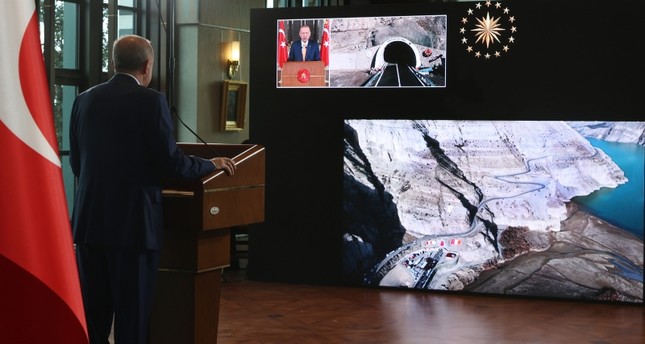 أردوغان خلال مشاركته عبر اتصال مرئي في حفل افتتاح نفق على الطريق الواصل بين محافظتي أرضروم وأرتفين وكالة الأناضول