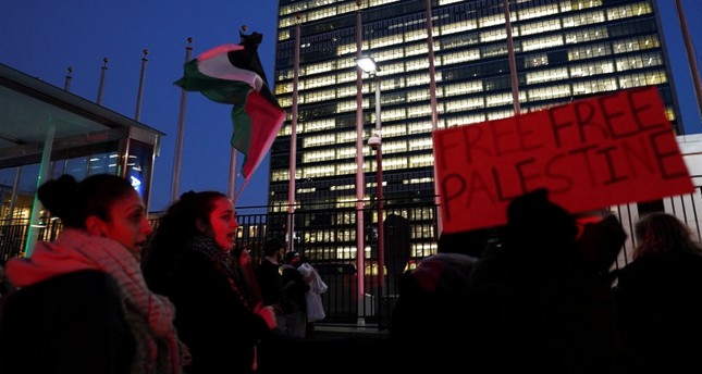 احتجاجات خارج مقر الأمم المتحدة بينما يعقد أعضاء مجلس الأمن الدولي اجتماعاً لمعالجة الأزمة الإنسانية في غزة والصراع بين إسرائيل وحركة حماس، نيويورك، الولايات المتحدة، 8-12-2023 صورة:رويترز