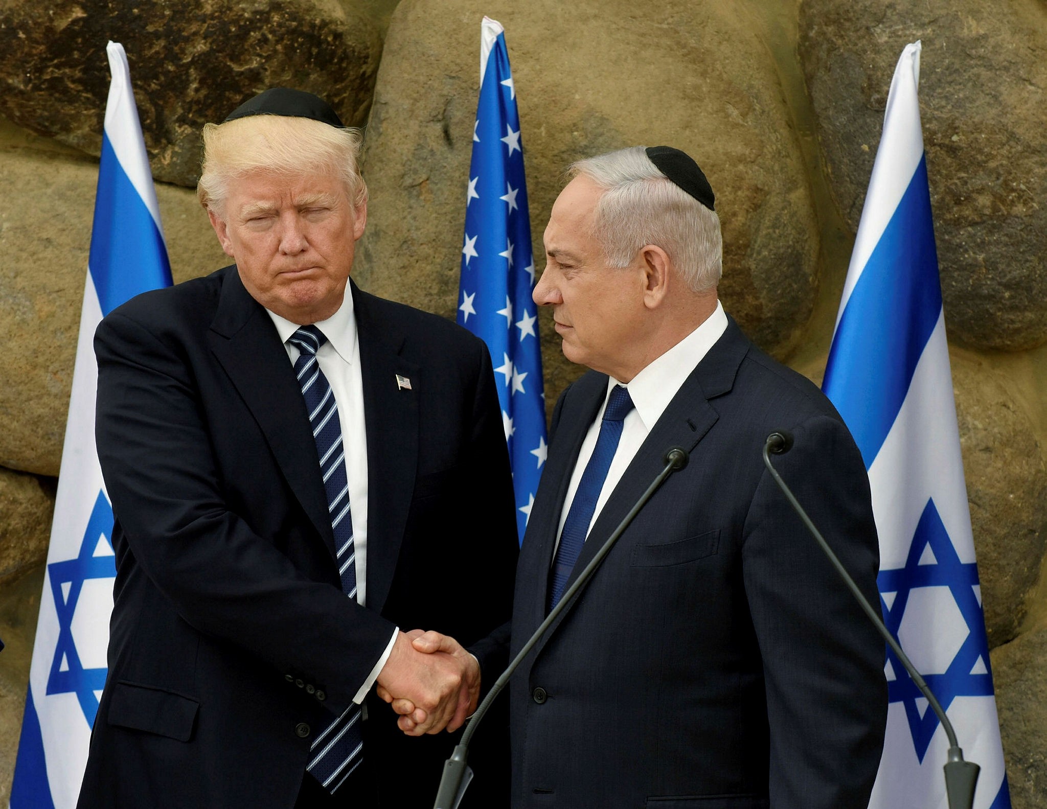 US President Donald Trump (L) and Israeli PM Benjamin Netanyahu shake hands, during a visit to the Yad Vashem Holocaust Memorial museum, commemorating the six million Jews killed by the Nazis during WW II, Jerusalem, 23 May 2017 (EPA Photo)