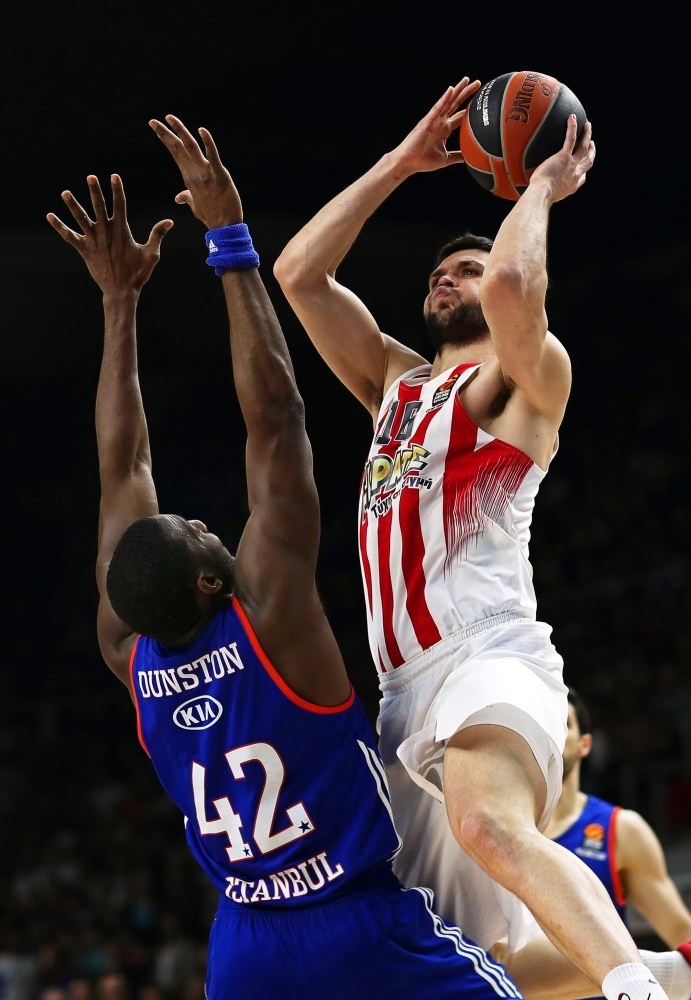 Olympiacosu2019 Kostas Papanikolaou (R) in action against Anadolu Efesu2019 Bryant Dunston (L) during the Euroleague Playoff round 3 basketball match in Istanbul.