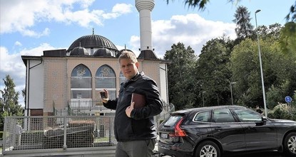 مصور صحفي يكشف تواطؤ الشرطة السويدية في حرق القرآن الكريم
