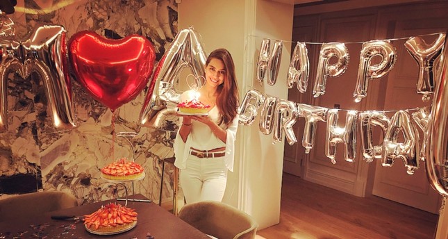 ملكة جمال تركيا تهنئ خطيبها أوزيل بيوم ميلاده على طريقتها الخاصة (صورة) 1 ملكة جمال تركيا السابقة والممثلة أمينة غولشه (من الأرشيف)